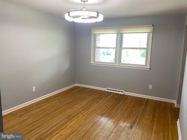 Building Photo - 415 Monmouth Dr