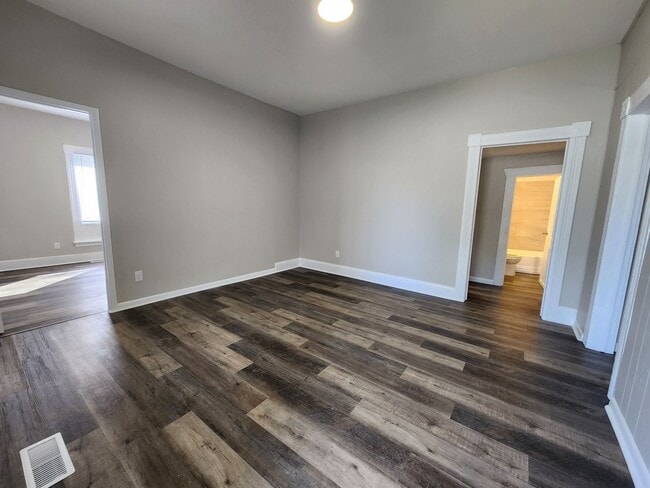 Building Photo - Spacious 3-Bedroom, 1-Bathroom Home AVAILABLE NOW!!