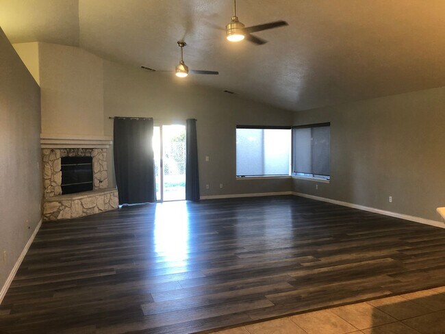Building Photo - 3 bedroom 2 bathroom Home in Silver Lakes!...