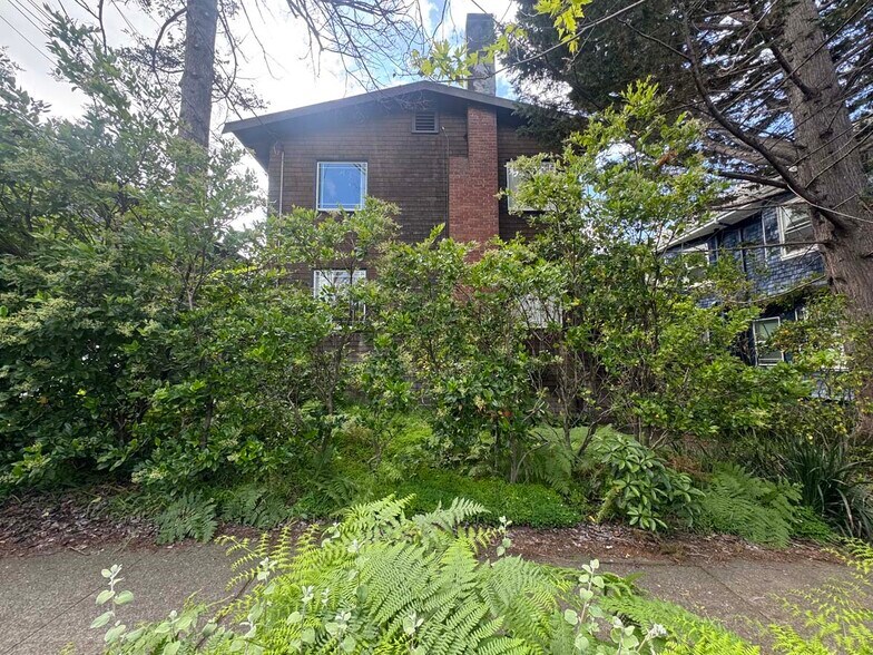 Building Photo - 2836 Derby St