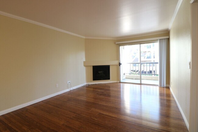 Building Photo - 1/Bed. Condo in Woodland Hills, Warner Center !!