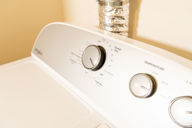 Building Photo - 2 Bedroom Townhouse Available in July