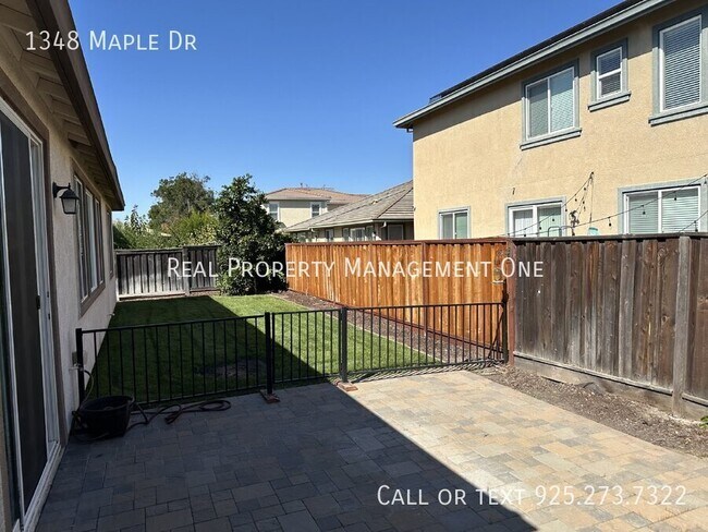 Building Photo - 1348 Maple Dr