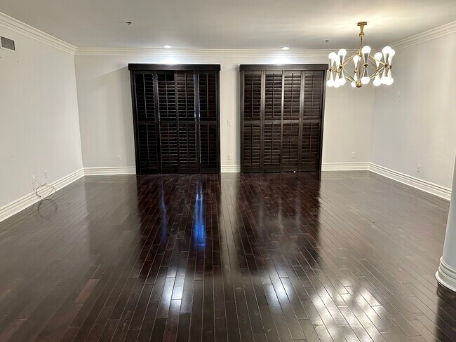 Building Photo - 850 N Croft Ave