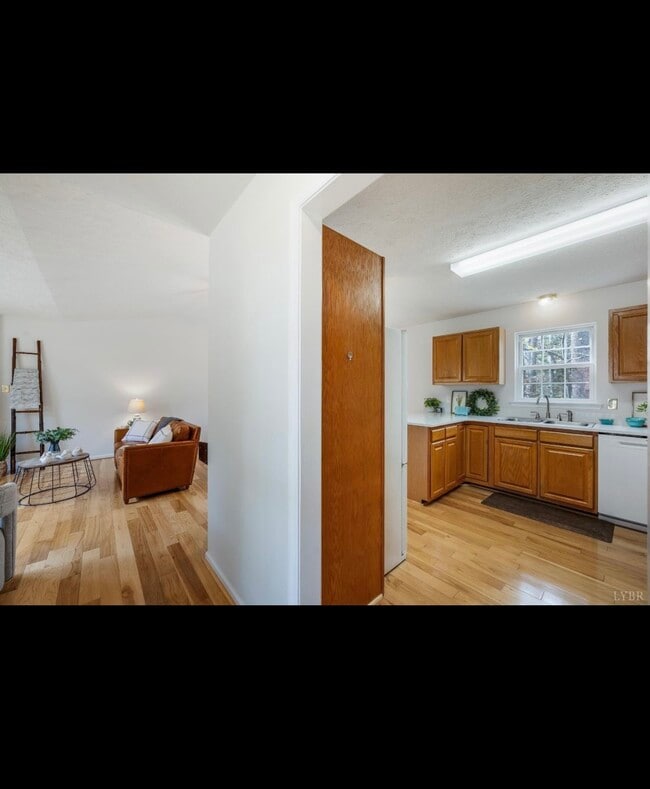 Building Photo - 224 Dove Ct