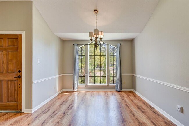 Building Photo - 3730 Sunshine Ln