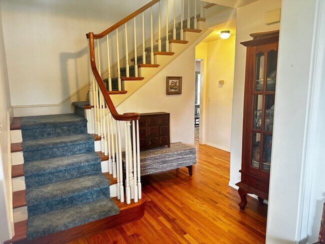 Building Photo - 4 bedroom 2 1/2 bath in historic Jacksonville