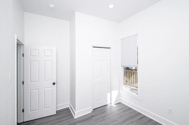 Building Photo - 306 S Schiller St