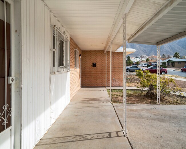Building Photo - Westside 3 Bedroom 1.75 Bath