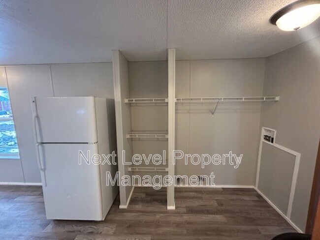 Building Photo - 111 S Cedar Dr