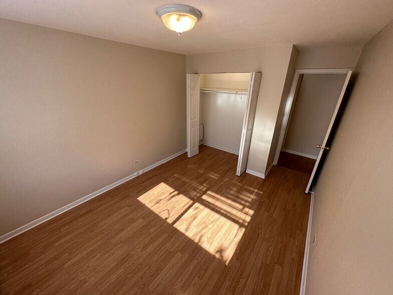 Building Photo - 7300 N Ridge Blvd