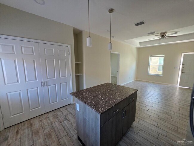 Building Photo - 5005 N Hiawatha Dr