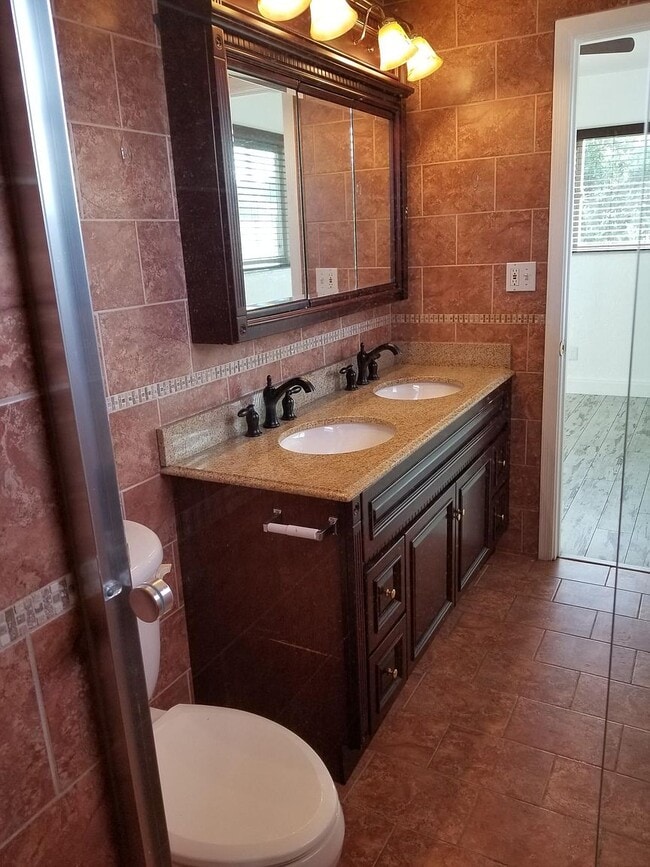 Building Photo - 20941 NE 25th Ct