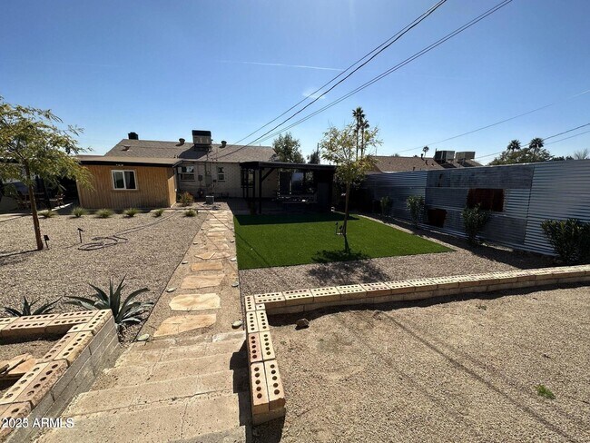 Building Photo - 112 W Vogel Ave