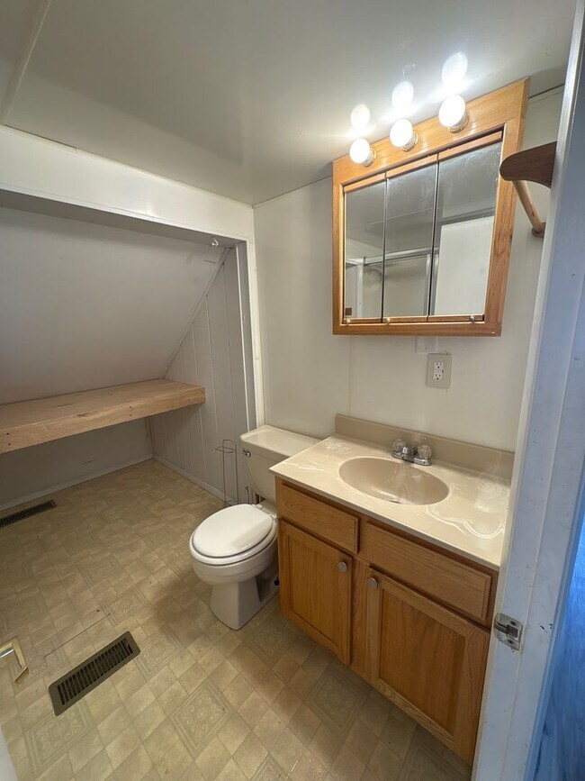 Building Photo - 1 Bedroom 1 Bath 2 Story Cottage-Suburban SD