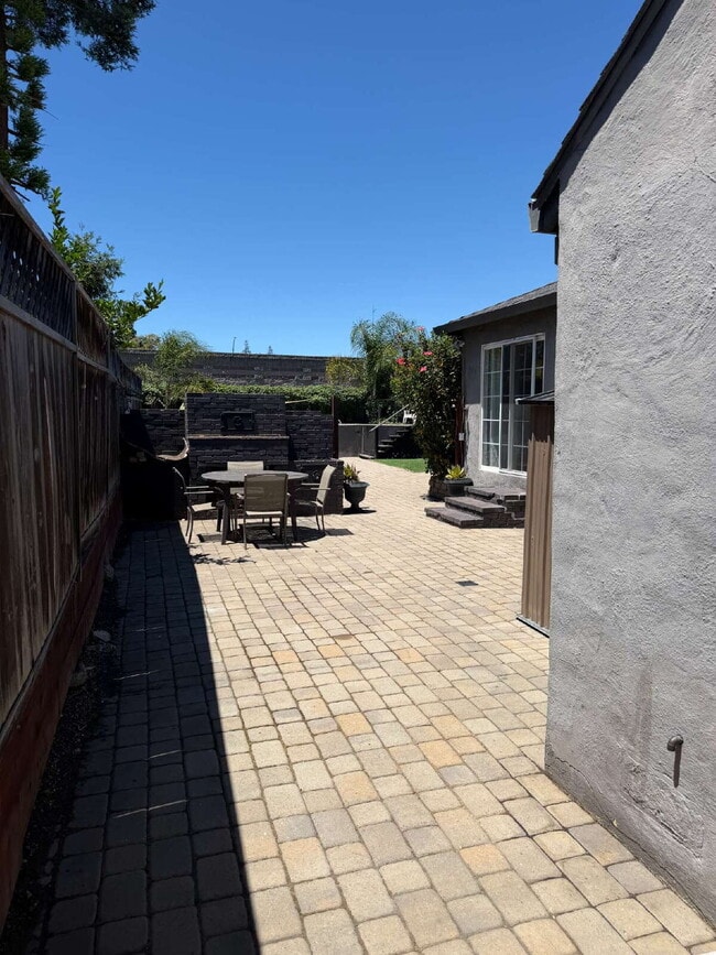 Building Photo - "Charming 3-Bedroom Oasis with Granite Elegance & Hardwood Warmth in Concord!"