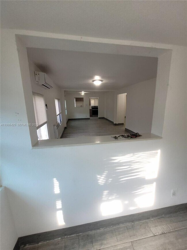 Building Photo - 5720 NE Miami Pl