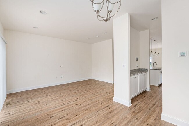 Building Photo - LIKE-NEW 3-LEVEL TOWNHOME IN FREDERICKSBURG