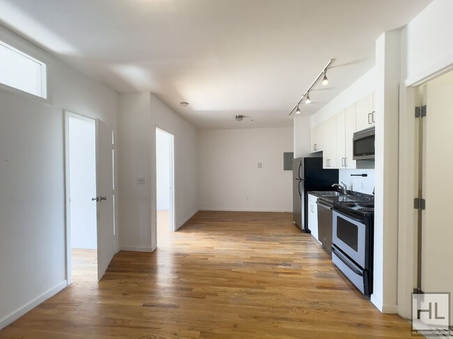 Building Photo - Spacious Sunlit 2-Bed 1-Bath / Great Bushw...