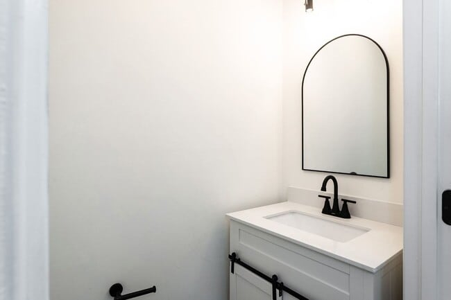 Building Photo - Three Bedroom Home Move in ready!