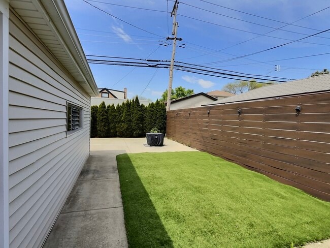 Building Photo - 4908 N Nagle Ave