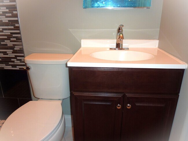 Building Photo - Stylish One-Bedroom Condo Near UTK – Moder...