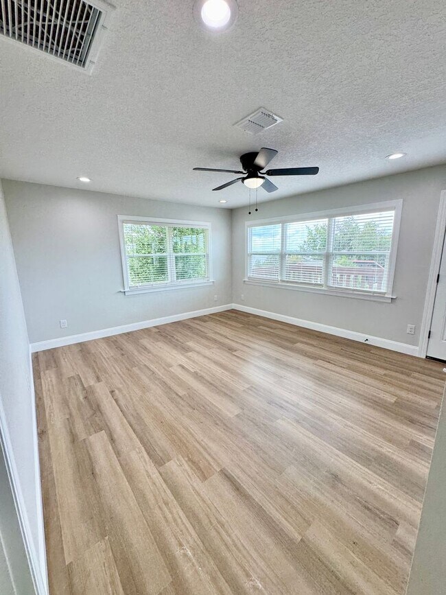 Building Photo - Beautifully Renovated 2-Bed/1-Bath Upstair...
