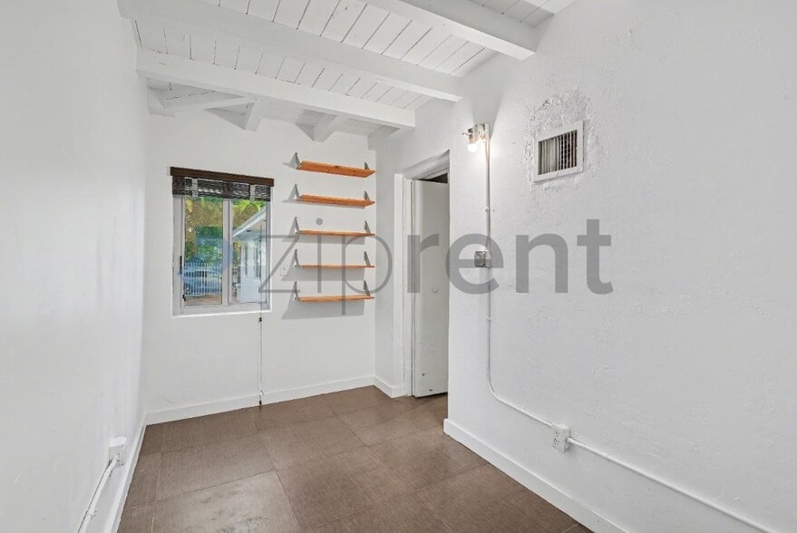 Building Photo - Unit