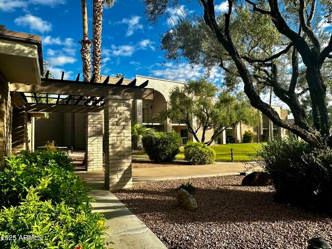 Building Photo - 16852 E La Montana Dr