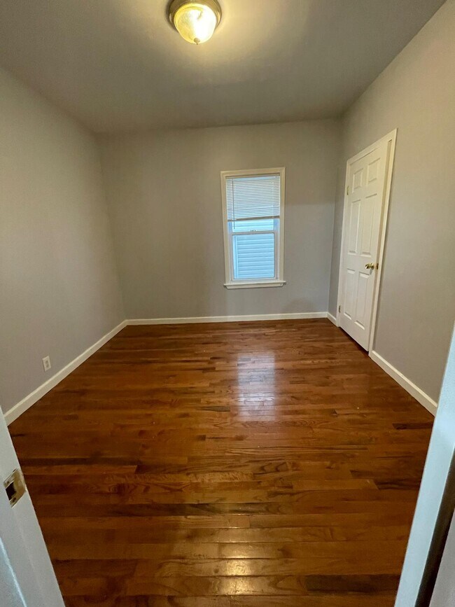 Building Photo - 137 Tecumseh St