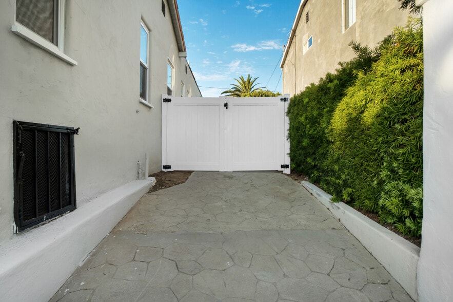 Privacy gate - 2148 Prosser Ave