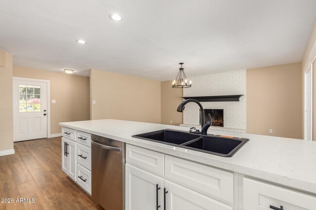 Building Photo - 1102 E Alameda Dr