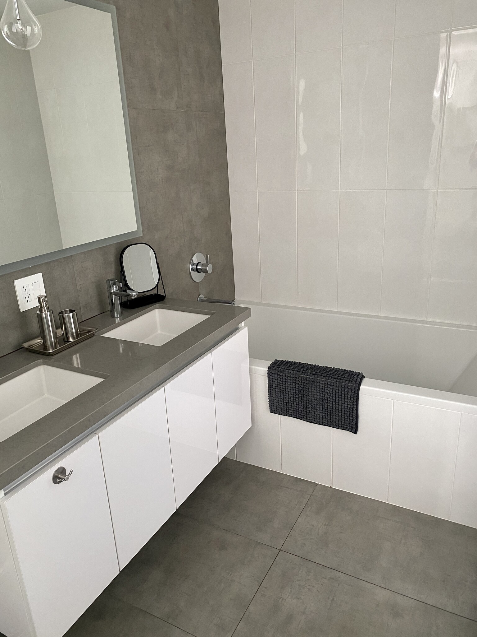 3rd floor main en suite bathroom dual sink and bathtub - 7197 Formosa Fusion Ct