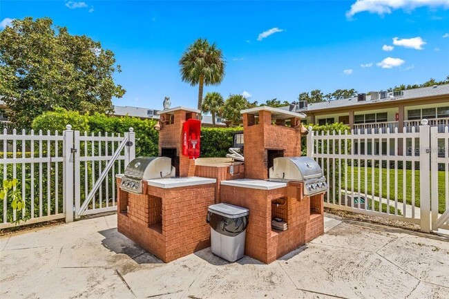 Building Photo - 650 Pinellas Point Dr S