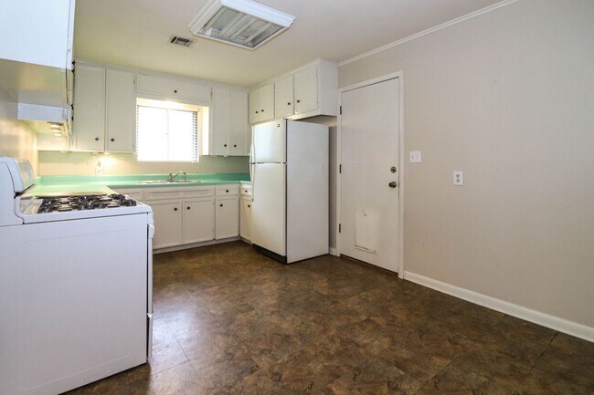Building Photo - Darling 3 Bedroom With Hardwood Floors!