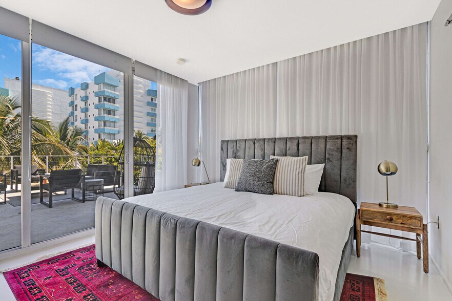 Building Photo - 250 Collins Ave