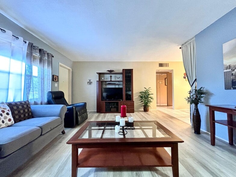 Building Photo - 2031 Dewey St