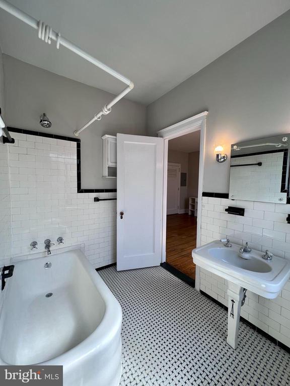 Building Photo - 1305 N Broom St