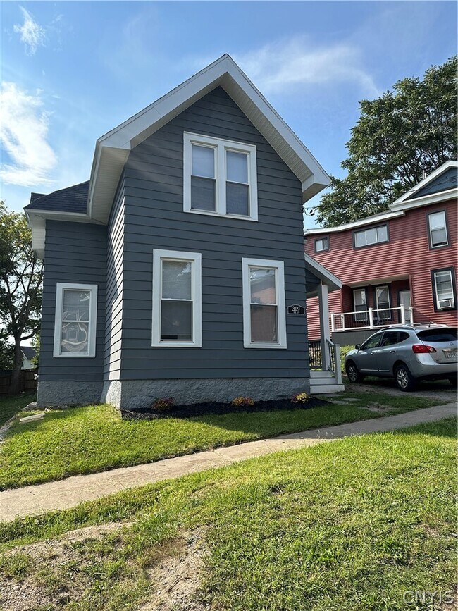 Building Photo - 309 Oak St