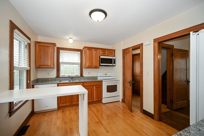 Building Photo - 387 N Montclair Ave