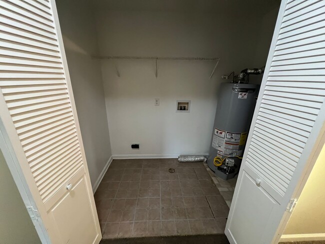 Building Photo - Spacious 3 bedroom 2.5 bath home.