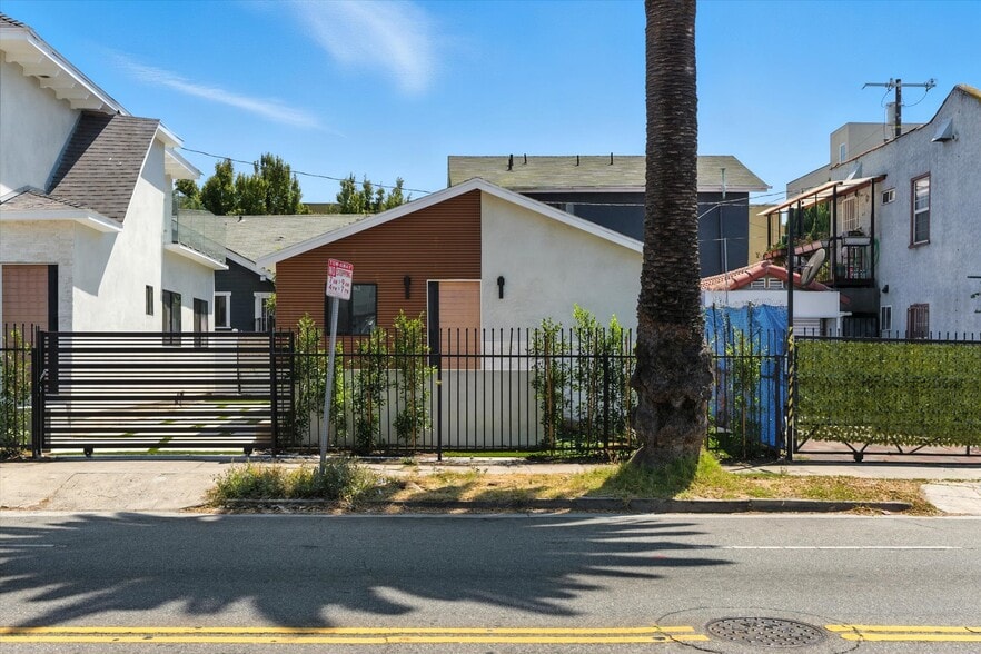 Building Photo - 1170 N Wilton Pl