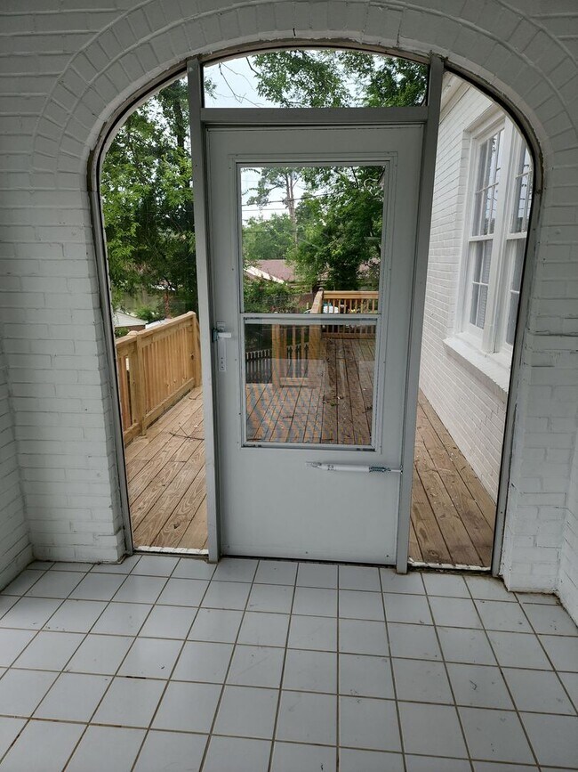 Building Photo - Completely Remodeled Cottage style home fo...