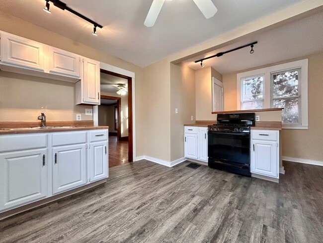 Building Photo - 2 Bedroom 2 Bath Home in Eastown!