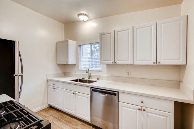 Building Photo - 2 Bedroom/1 Bath single story unit in duplex for rent in Encinitas! Water Included! Call for deta...