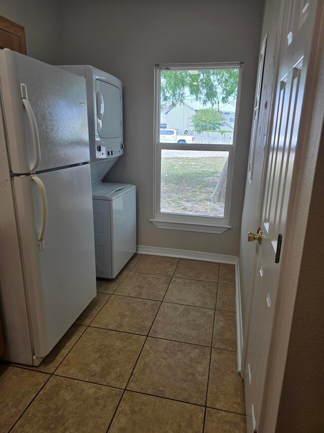 Building Photo - 204 Ann Cir