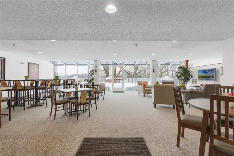 Building Photo - 1321 Lake Dr W
