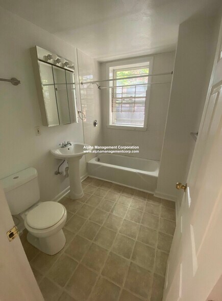 Building Photo - 14 Centre St