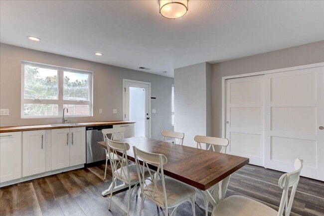 Building Photo - Smashing CU Campus 3bed/2bath/Top Floor Unit