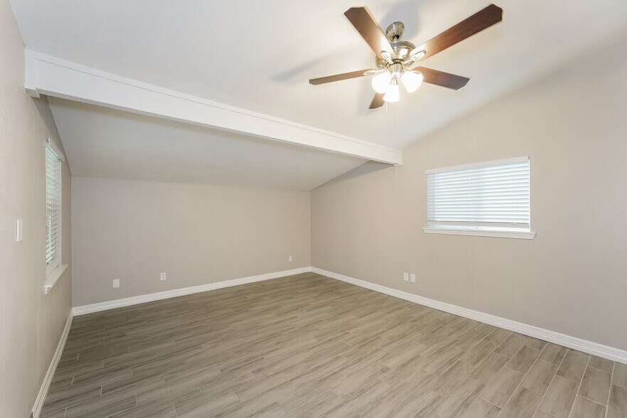Building Photo - 15411 La Loma Dr